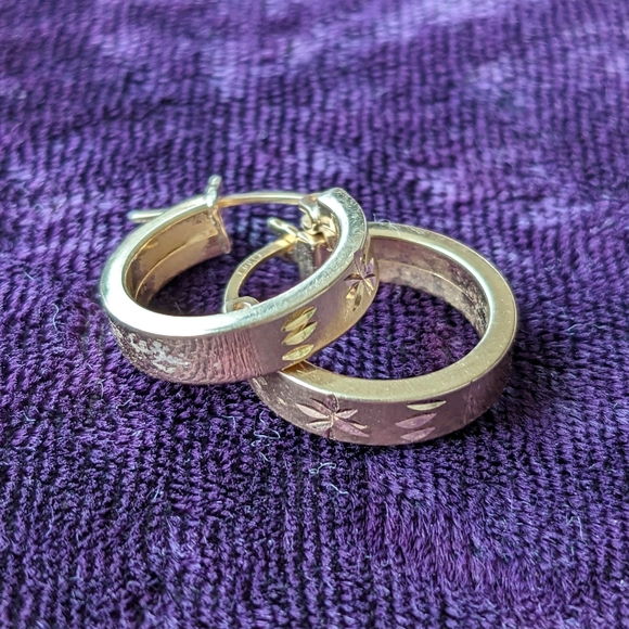 Jewelry - Solid 10K Gold Hoops Earrings With Diamond Cut Snowflakes